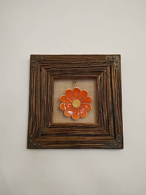 Obraz s rámom zo starého dreva - keramický kvietok (Oranžová)