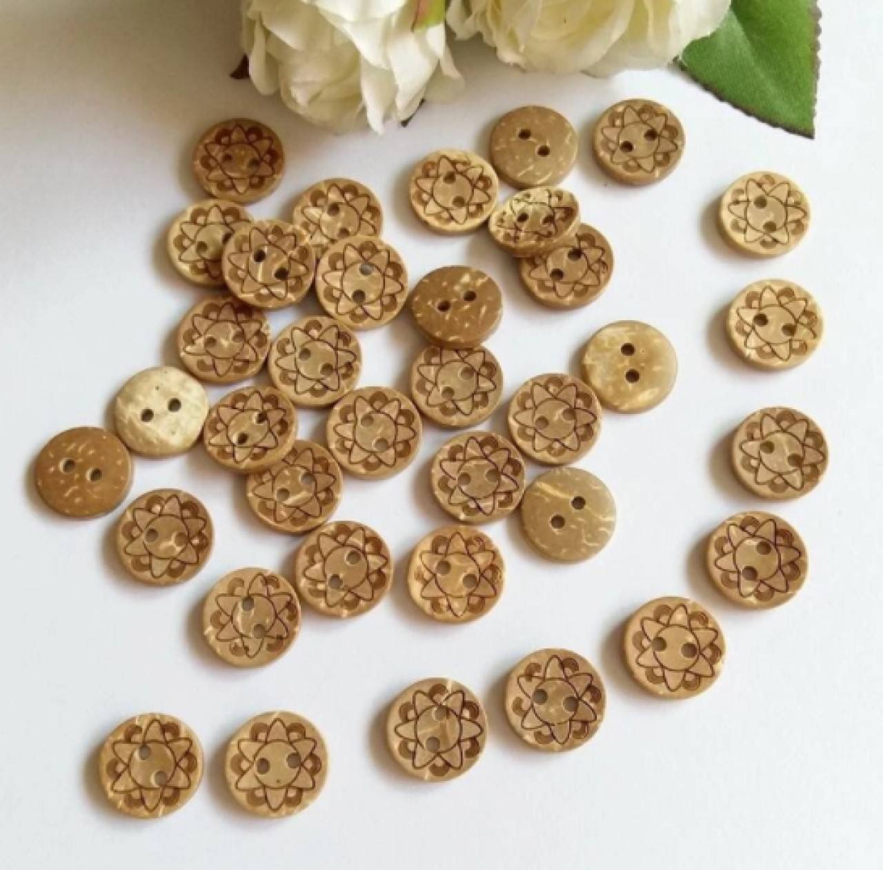 G102 Gombík kokosový kvietok 1,3 cm