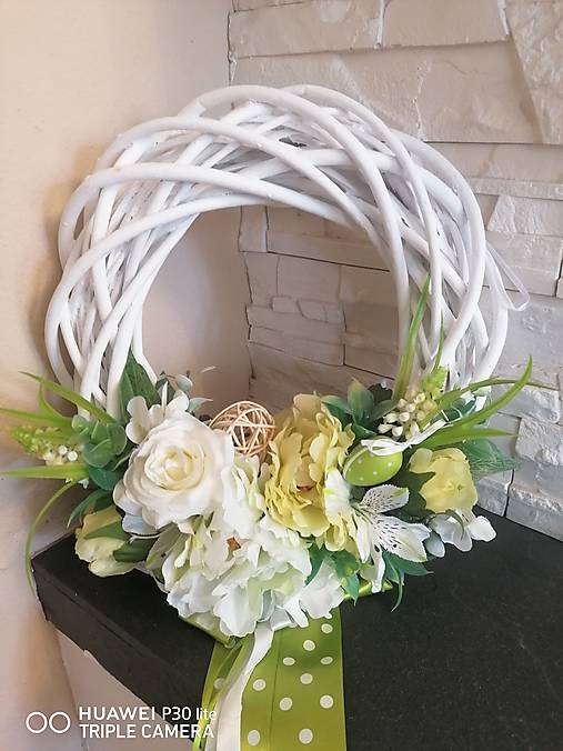Dekorácie - Zelený veľkonočný veniec s ratan. guličkou 34cm s nápisom - 14340053_