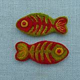 Brošne - ...plstená brošňa - červená rybia kostrička (zelený podklad)... - 14346922_