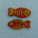 Brošne - ...plstená brošňa - zelená rybia kostrička (červený podklad)... - 14347163_