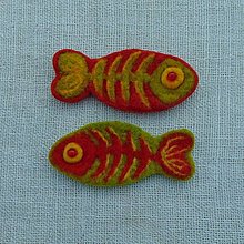 Brošne - ...plstená brošňa - zelená rybia kostrička (červený podklad)... - 14347163_