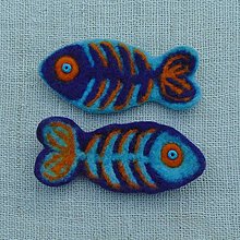 Brošne - ...plstená brošňa - fialová rybia kostrička (tyrkysový podklad)... - 14347205_