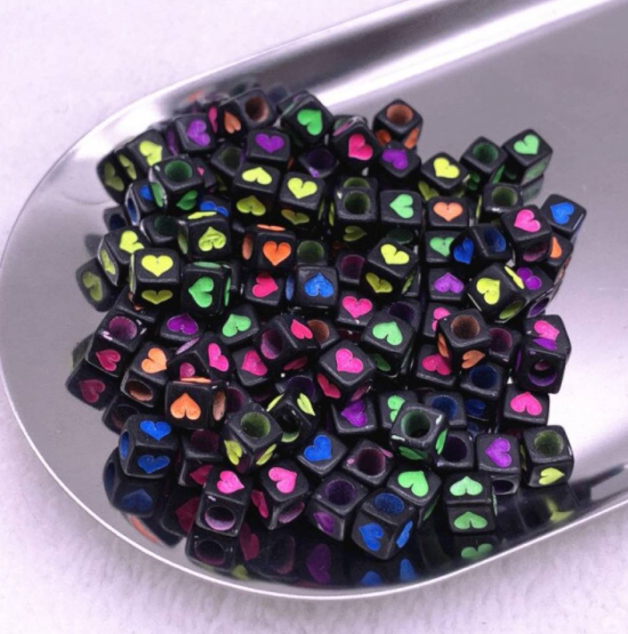 KI101 Korálka akrylová so srdiečkom 6 x 6 mm (Čierna)