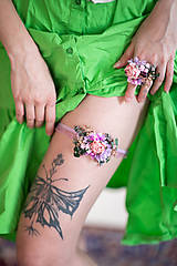 Spodná bielizeň - Svadobný podväzok "brieždenie v ružovej záhrade" - 14351385_