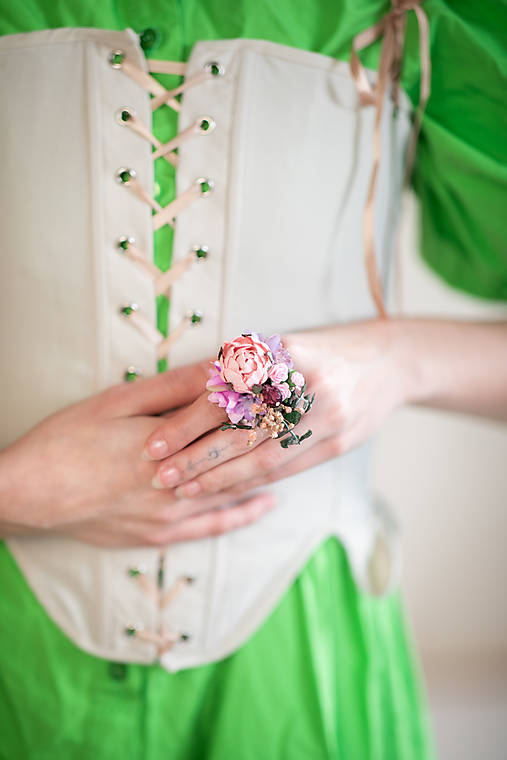Kvetinový prsteň "brieždenie v ružovej záhrade"