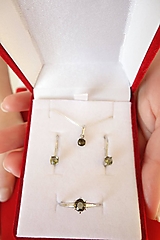 Sady šperkov - Sada strieborných šperkov s okrúhlym vltavínovým kamienkom z malého vltavínu striebra 925 a pozláteného striebra - 14349948_