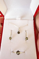 Sady šperkov - Sada šperkov s okrúhlym vltavínom, prívesok, náušnice a prsteň striebrom, bielym a žltým zlatom - 14349991_