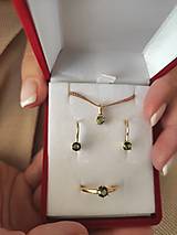 Sady šperkov - Sada šperkov s okrúhlym vltavínom, prívesok, náušnice a prsteň striebrom, bielym a žltým zlatom - 14350003_