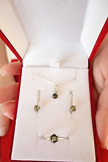 Sady šperkov - Sada šperkov s okrúhlym vltavínom, prívesok, náušnice a prsteň striebrom, bielym a žltým zlatom  (biele zlato) - 14350001_