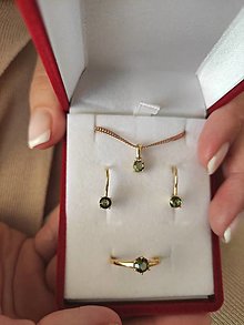 Sady šperkov - Sada šperkov s okrúhlym vltavínom, prívesok, náušnice a prsteň striebrom, bielym a žltým zlatom  (žlté zlato) - 14350003_