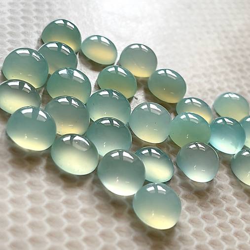 Minerály - Aqua chalcedón kabošon kruh / 10mm (svetlý aqua chalcedón) - 14353868_