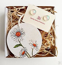 Náušnice - Malý biely darčekový box s náušnicami a dekoráciou - 14351984_