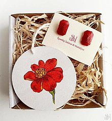 Náušnice - Malý červený darčekový box s náušnicami a dekoráciou - 14352411_
