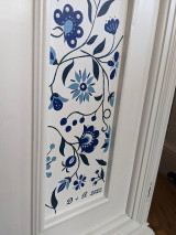 Nábytok - Biely nočný stolík s ornamentom - 14352723_
