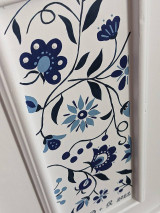 Nábytok - Biely nočný stolík s ornamentom - 14352724_