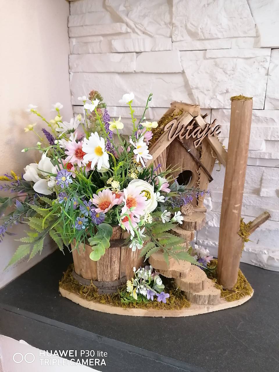 Kvetinovy drevený domček s nápisom 