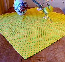 Úžitkový textil - Jarný malý obrus  (žltý so zelenými bodkami) - 14355710_