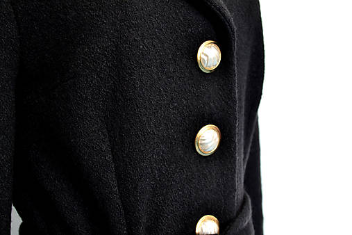 Elegantný zimný čierny kabát s fazónkami a kruhovou sukňou 