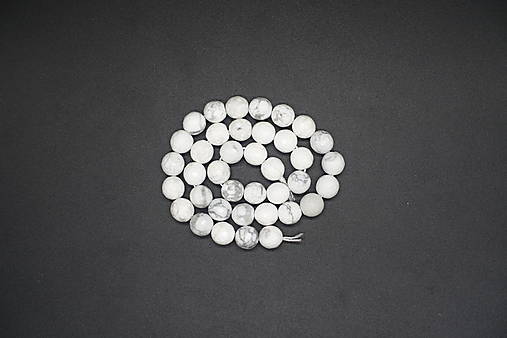 Minerály - Magnezit s čiernymi žilkami fazetovaný (howlit) 4-6-8-10-12 (37ks/37cm (10mm)) - 14358294_