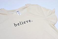 Béžové tričko „BELIEVE“