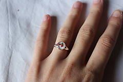 Prstene - Nastaviteľný strieborný prsteň so sušeným kvetom - 14366388_