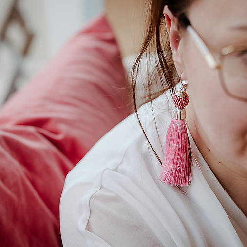 Náušnice - PIVONIE ružové visiace náušnice so strapcom - 14364889_