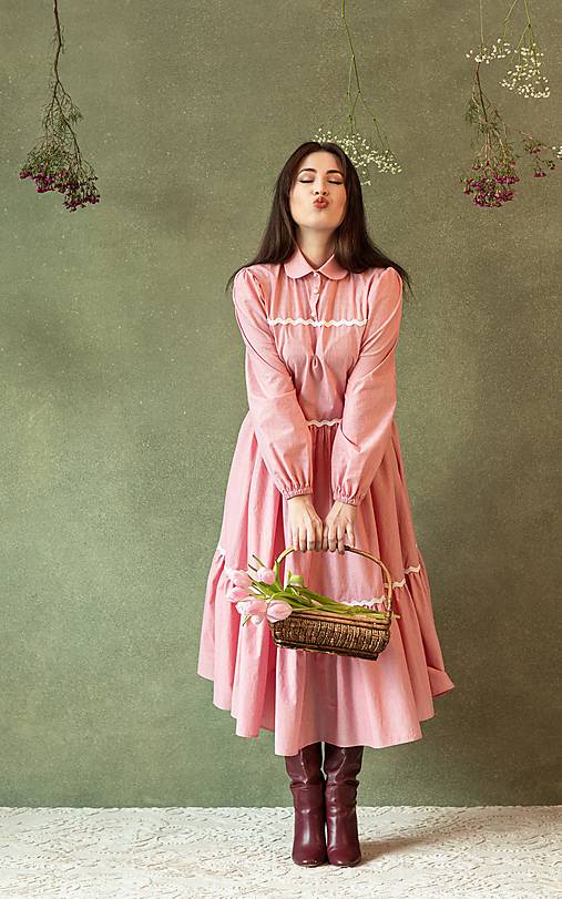 Ružovkasté bavlnené šaty s golierikom a volánom