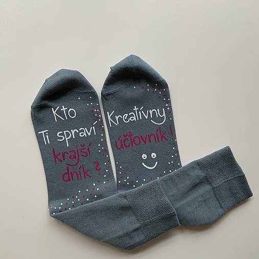 Maľované ponožky pre kreatívneho účtovníka (sivomodré s ružovo bielou)