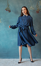 Modré tencelové bodkované šaty s čipkovaným golierikom 