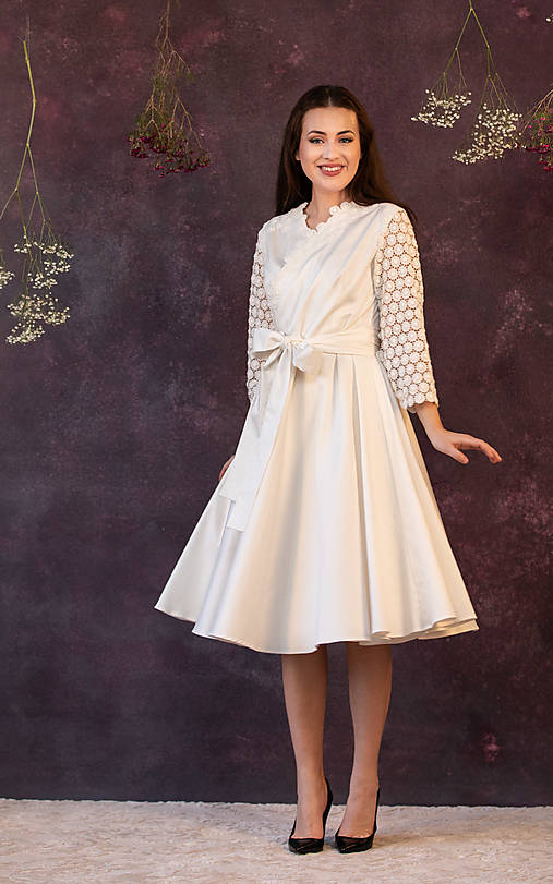 Smotanové bavlnené zavinovacie  šaty so sedmokráskovou krajkou