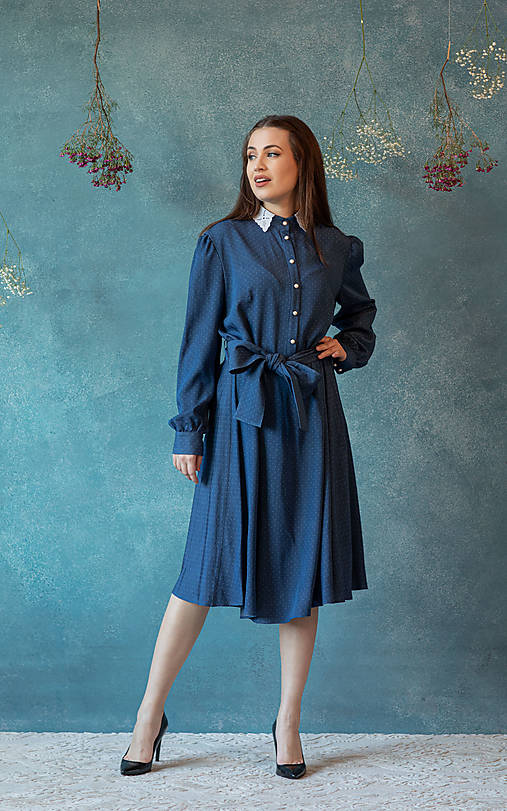 Modré tencelové bodkované šaty s čipkovaným golierikom