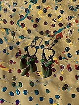 Náušnice - Zelené srdiečkové náušnice s matnými korálkami - 14371974_