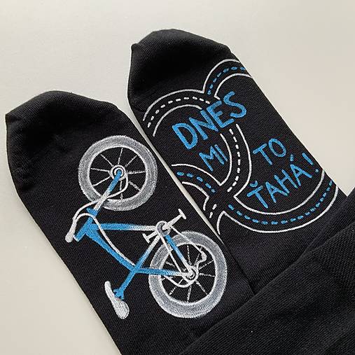 Maľované čierne ponožky s bicyklom a menom (Čierne s nápisom: “Dnes mi to ťahá”)