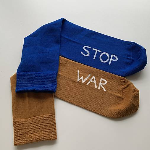 Maľované dvojfarebné ponožky s nápisom “STOP WAR”