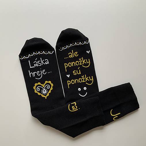 Maľované ponožky s nápisom “LÁSKA HREJE, ale ponožky sú ponožky :) (Čierne s menom pod lemom)