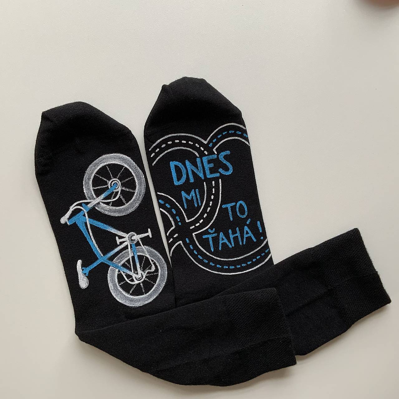 Maľované čierne ponožky s bicyklom a menom (Čierne s nápisom: “Dnes mi to ťahá”)