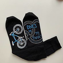 Ponožky, pančuchy, obuv - Maľované čierne ponožky s bicyklom a menom (Čierne s nápisom: “Dnes mi to ťahá”) - 14369723_
