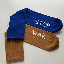 Ponožky, pančuchy, obuv - Maľované dvojfarebné ponožky s nápisom “STOP WAR” - 14370249_