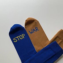 Ponožky, pančuchy, obuv - Maľované dvojfarebné ponožky s nápisom “STOP WAR” (2) - 14370252_