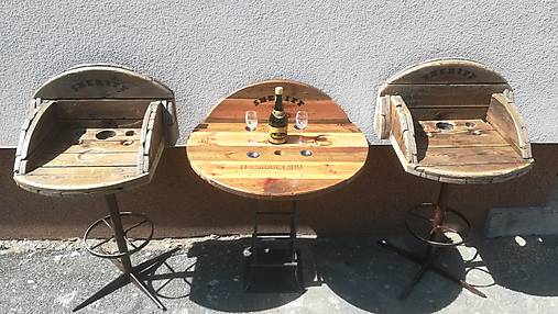 Sedacia súprava - drevený stôl a dve barové stoličky