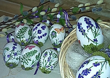Dekorácie - Veľkonočné vajíčka s levanduľou, bylinkami a motýlikmi      u, - 14376679_