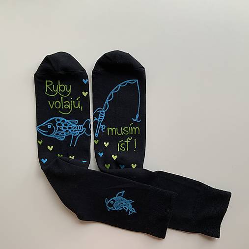 Maľované ponožky s nápisom: "Ryby volajú /musím ísť”