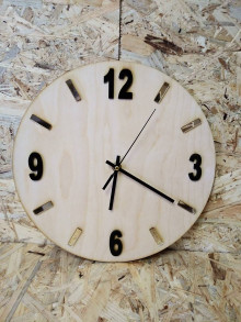 Hodiny - Nástenné drevené hodiny (čierno zlatý ciferník) - 14374110_