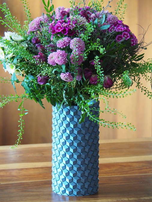 Váza so vzorom včelieho plástu a metalickým efektom / Štýlový a geometrický dizajn na Váš stôl