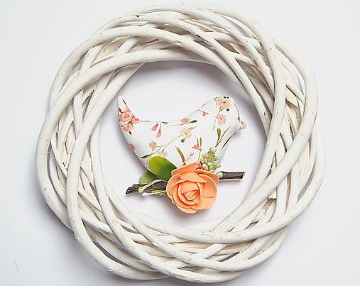 Dekorácie - Vtáčik na zavesenie - kvietky na béžovom - 14377317_