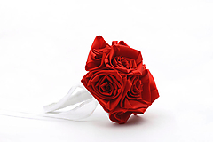 Saténová kytica červená ruže perleťová