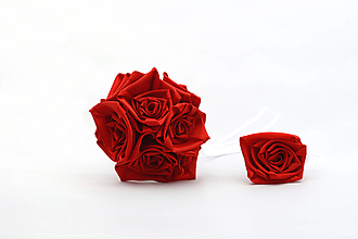 Kytice pre nevestu - Saténová kytica červená ruže perleťová (kytica + pierko) - 14382543_