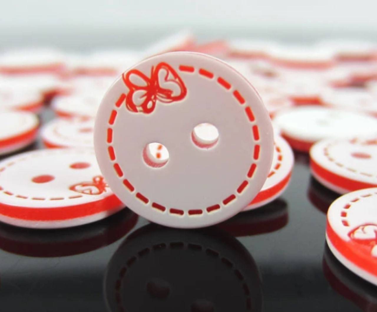 G102 Gombík plastový s mašličkou 1,1 cm 