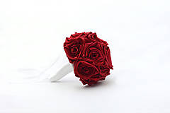 Kytice pre nevestu - Saténová kytica svadobná karmínová červená ruže - 14385511_